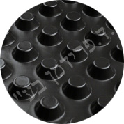 צילום מוגדל של יריעת דריין HDPE בה ניתן לראות כי פניה מכוסות בבליטות כדרויות